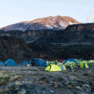Vi bor i tält under vår vandring mot Kilimanjaro