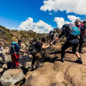 Med glädje och samarbete tar vi oss upp på Kilimanjaro