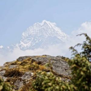 Ståtliga Mount Everest som visar riktning mot slutmålet Base Camp