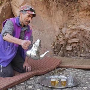 En lokal guide i Atlasbergen häller upp te åt Swetts vandrare
