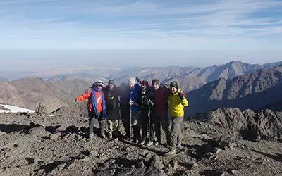 Gruppbild efter en bestigning av Jbel Toubkal i Atlasbergen med Swett