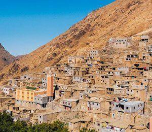 Den marockanska bergstaden Imlil i Atlasbergen