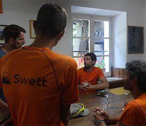 Guider planerar morgondagens rutt i Cinque Terre