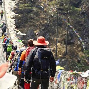 Vandrar över en bro på väg mot Everest Base Camp