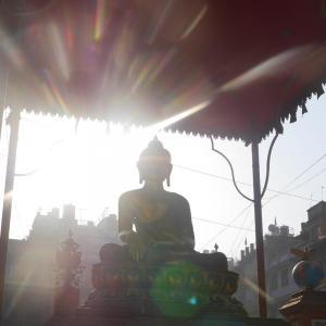 Buddhistisk staty i Kathmandu där vandringen mot Everest Base Camp börjar