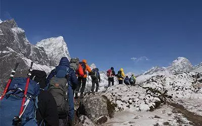 Vandring på hög höjd i Himalaya mot Everest Base Camp