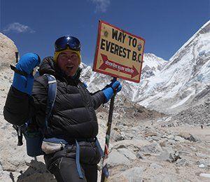 Skylt som pekar mot Everest Base Camp