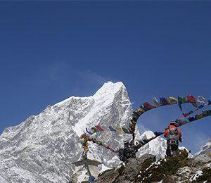 Buddhistiska böneflaggor som vi vandrar förbi mot Everest Base Camp