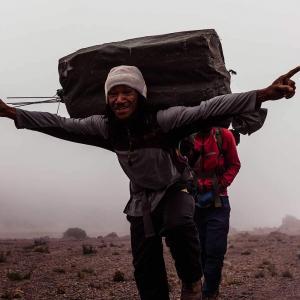 Vi tar hand om våra lokala guider och bärare vid Kilimanjaro