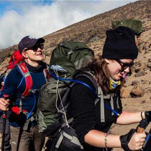 Gruppen vandrar mot Afrikas högsta berg Kilimanjaro