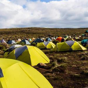 Vi sover i tält på vägen till Kilimanjaro