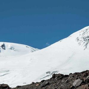 Snötäckt bergskant på Elbrus