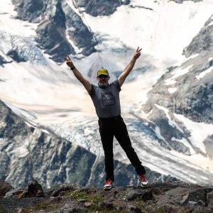 Fotografering framför mäktiga Elbrus