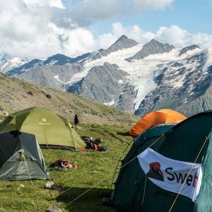 Tältar på hög höjd på väg mot toppen av Elbrus