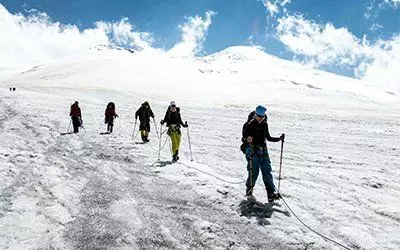 Vandrar nedåt från Elbrus med Swett