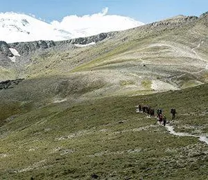 Vandring i mäktiga miljöer på vägen från Elbrus