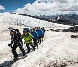 Glaciärvandring för att acklimatisera sig inför Elbrus