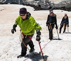 Att klättra upp för Elbrus är en utmaning och vi ger er förutsättningarna att klara sig