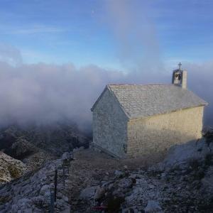 Kyrka på hög höjd i Kroatien