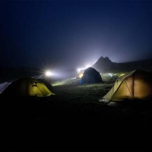 Tältar och vilar sig inför morgondagens vandring mot Elbrus